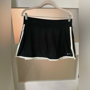 Nike Womens Court Tennis Skirt w shorts SZ Medium EUC